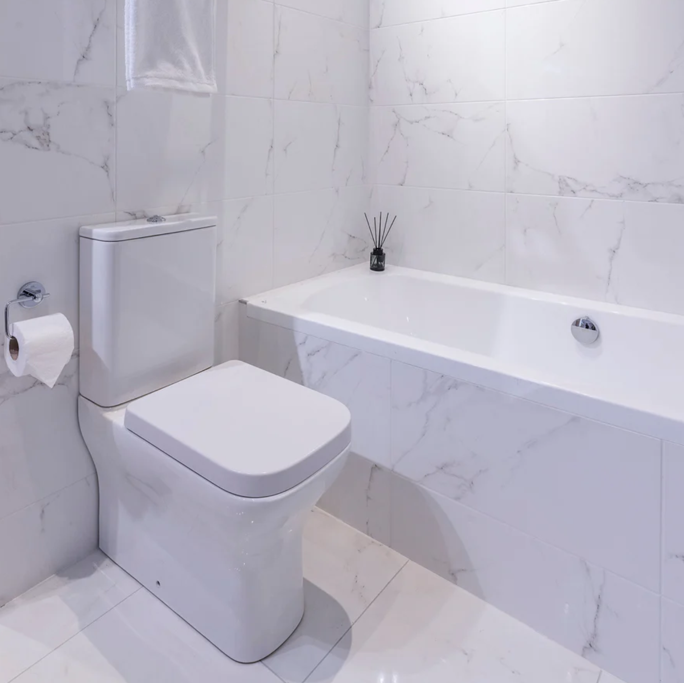 Apollo White Bathtub